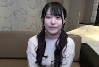 新来的蜜桃臀清纯小妹露脸一个人在家陪狼友发骚，逼逼和奶子都很嫩，淫声荡语互动撩骚，揉奶玩逼看特写好骚